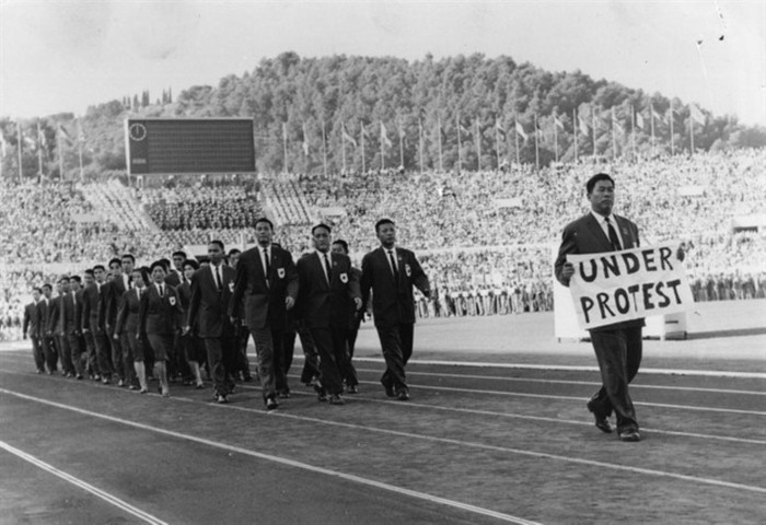 Đoàn Olympic Đài Loan phản đối việc họ phải đổi tên thành Formosa dù tên chính thức là nước Cộng hòa Trung Hoa.